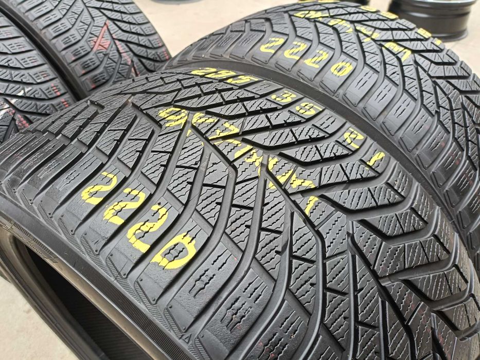 Set 4 anvelope iarna 265 40 21 cu 295 35 21 Yokohama BluEarth winter