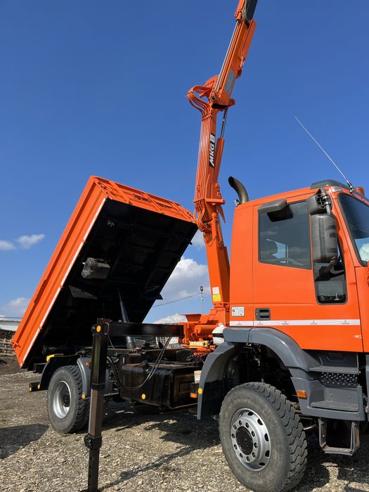 Camion 4*4 cu macara