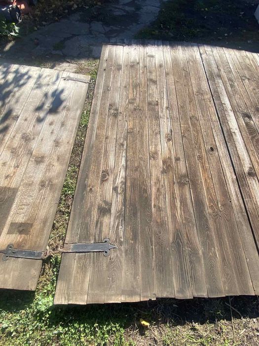 Стара дървена порта .