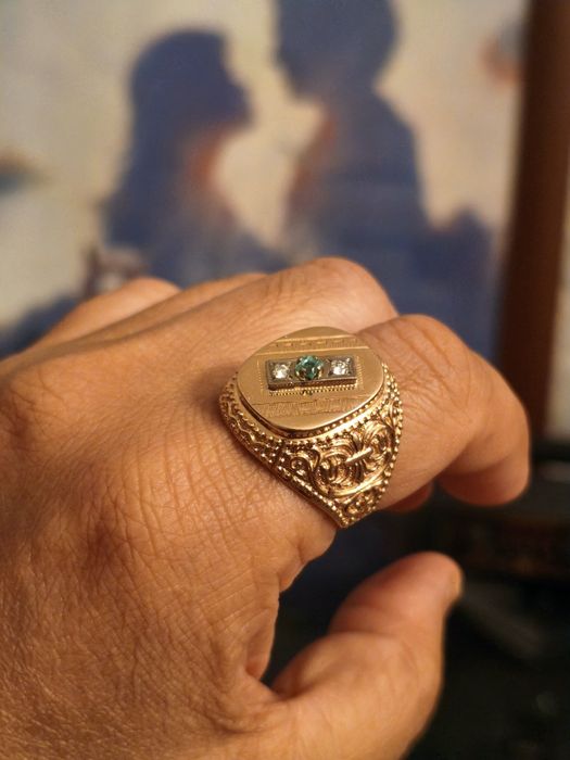 Перстень золотой. Изумруд и бриллианты. 583 проба.