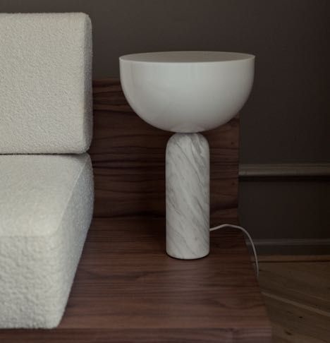Lampa de masa Kizu, marmura alba, brand NewWorks Danemarca, noua