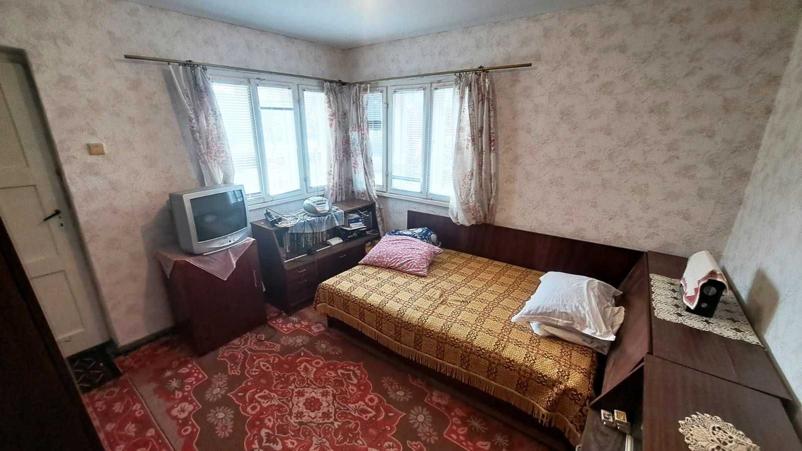 Двуетажна къща, гр. Борово