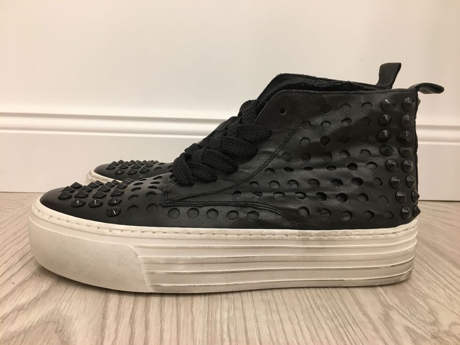 Нови дамски кецове BRONX