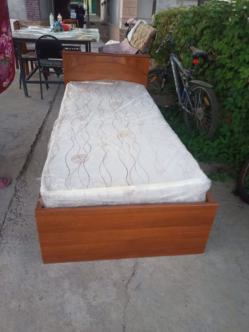 Кровать деревянная с матрасом