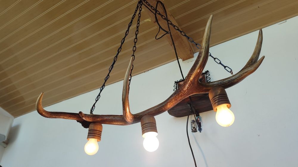 Ръчно изработен полилей от еленови рога с ръчно изработени дървени чаш