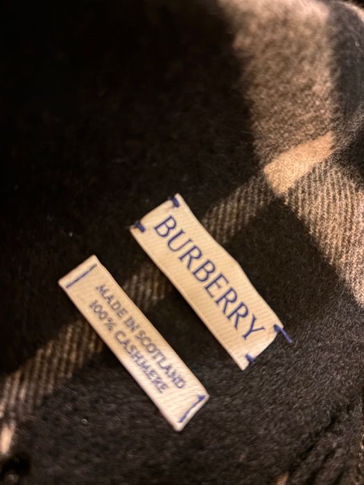 Шал на Burberry с кутия и документи