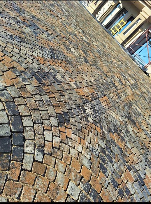 Amenajări cu pavaje.