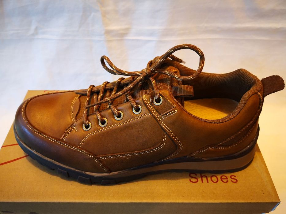 Vând pantofi piele lucioasă