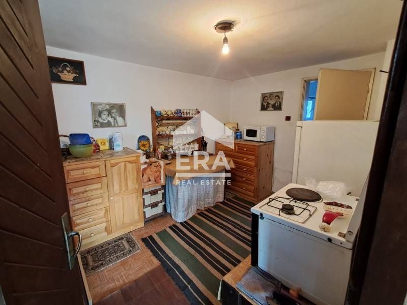 Двуетажна тухлена къща за продажба, с двор, складови постройки и таван