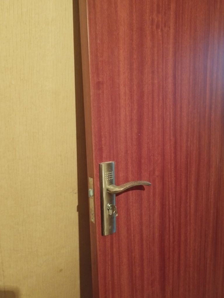 Дървена врата за баня