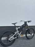 Bicicleta Full suspension Downhill