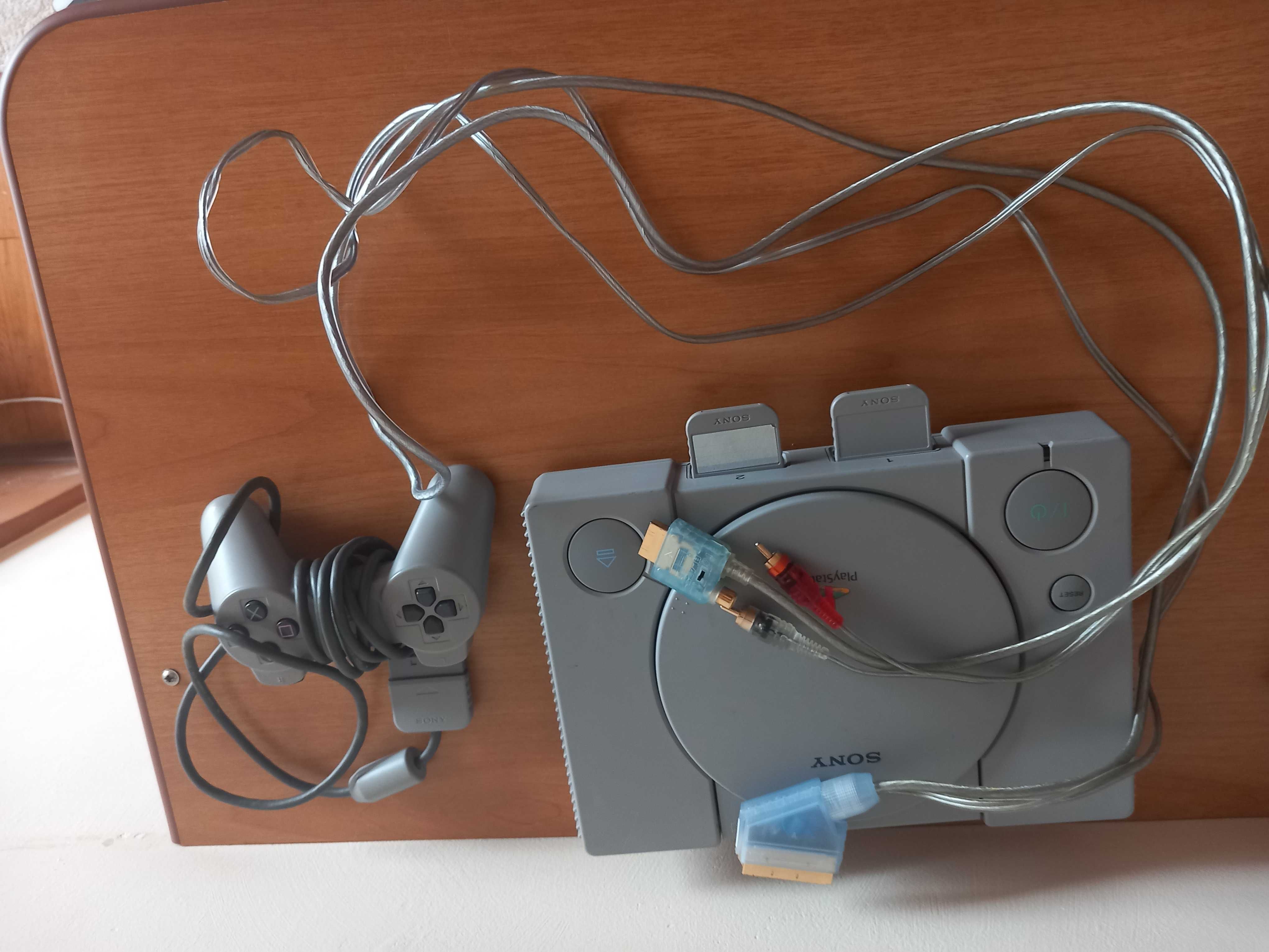 PlayStation 1 с контролер и PlayStation 2 с контролер,