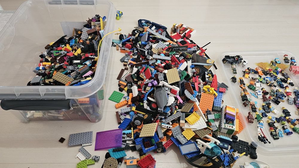 Продавам Lego фигурки и около 4кг лот/сет