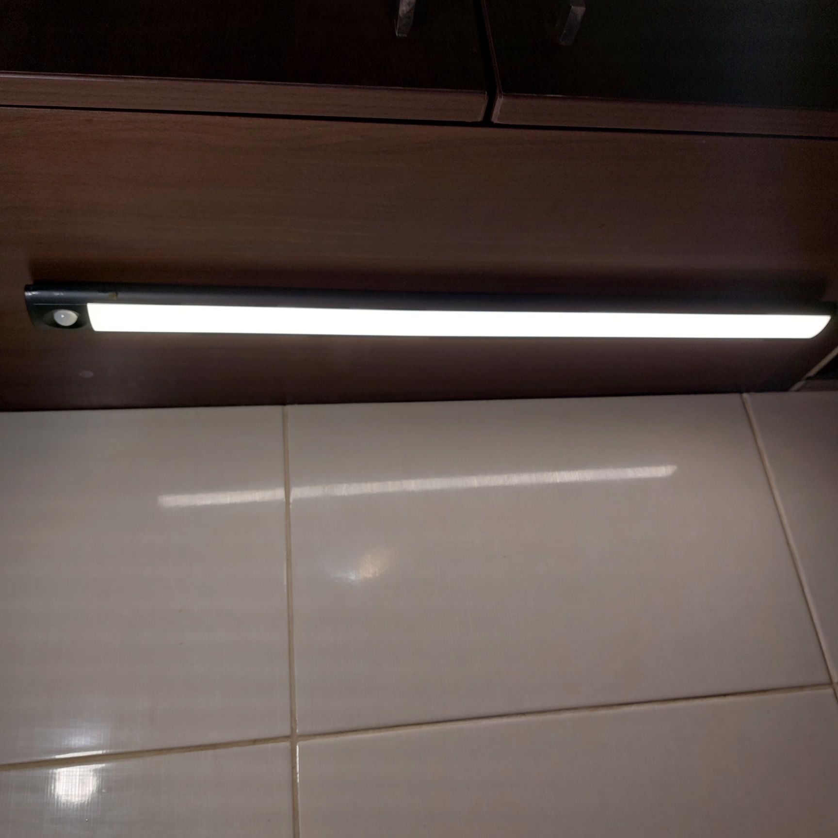 Lampa LED cu senzor de miscare reincarcabila noua sigilata ch garantie