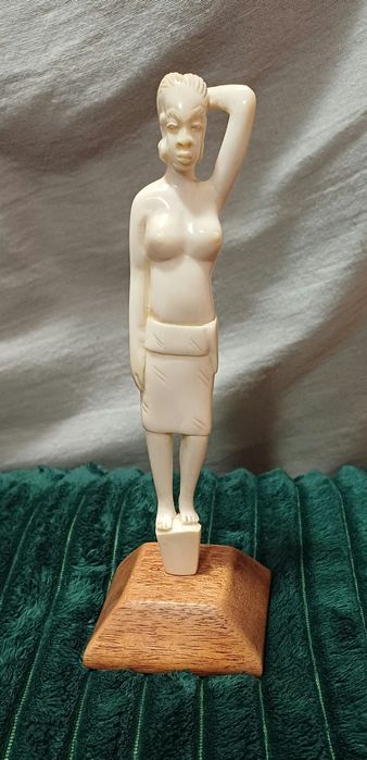 Vând statuetă din fildeș