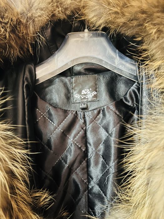 Дамско яке от естествена кожа и пухена яка