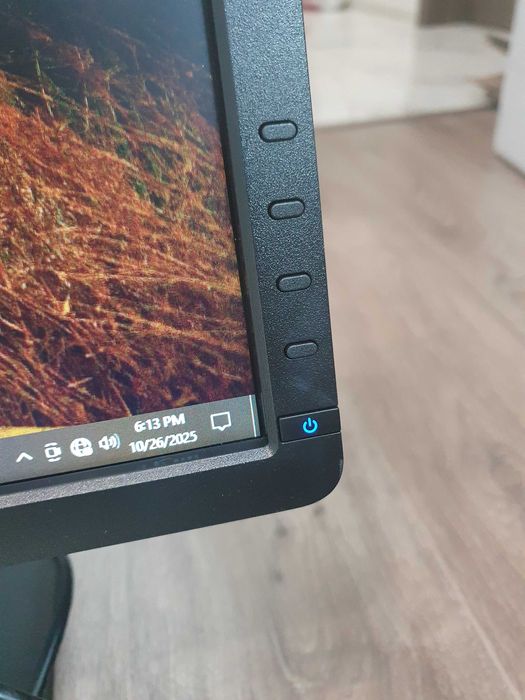 Геймърски компютър с 4 ядрен процесор видеокарта RX570 и монитор Dell