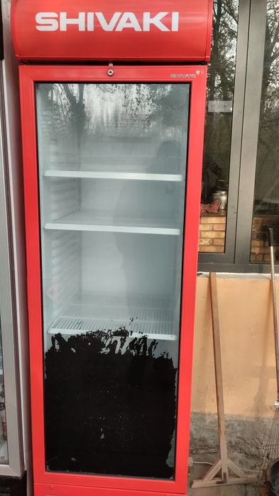 Холодильник на витрина