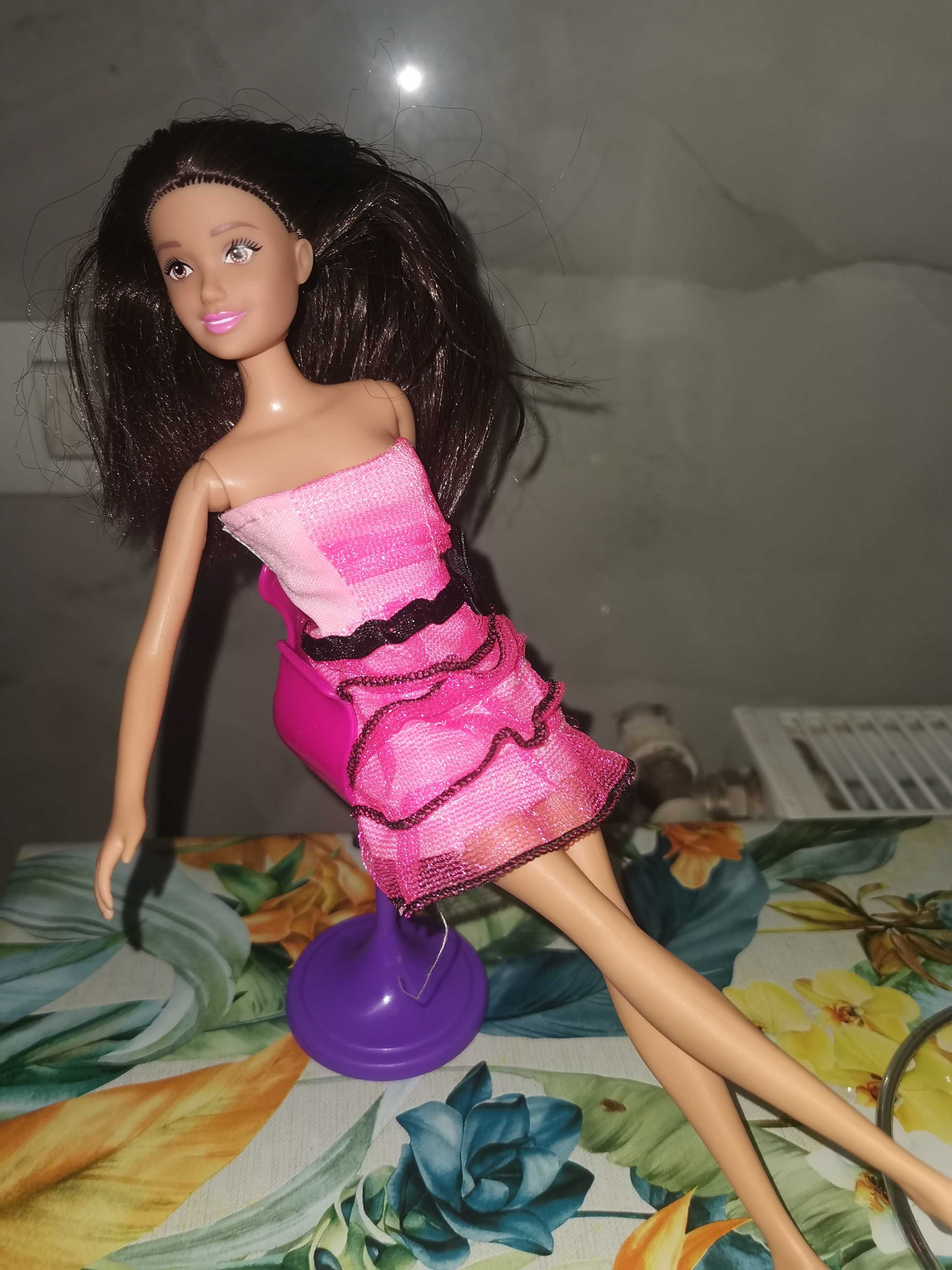Păpușă Barbie în scaun de coafor