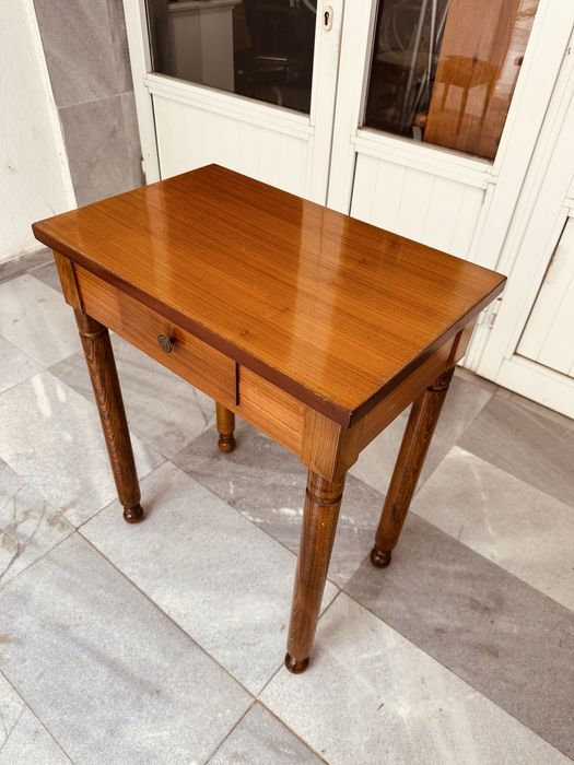 Елегантна италианска дървена маса с чекмедже – ръчна изработка