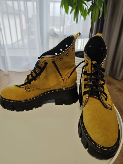 Ghete piele la comanda,noi