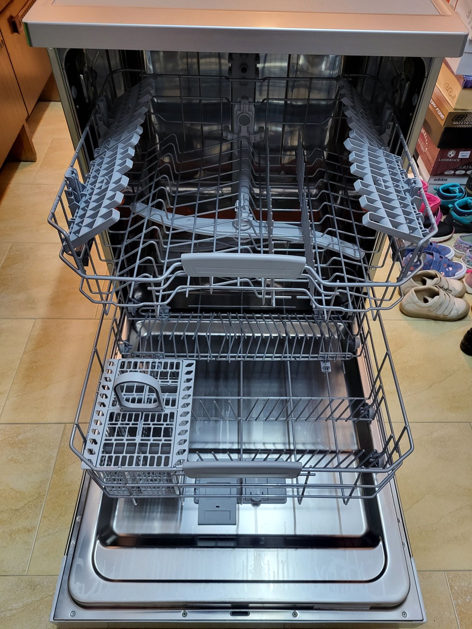 Съдомиялна Hotpoint-ariston