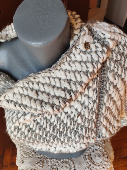 Зимни шапки и шалове