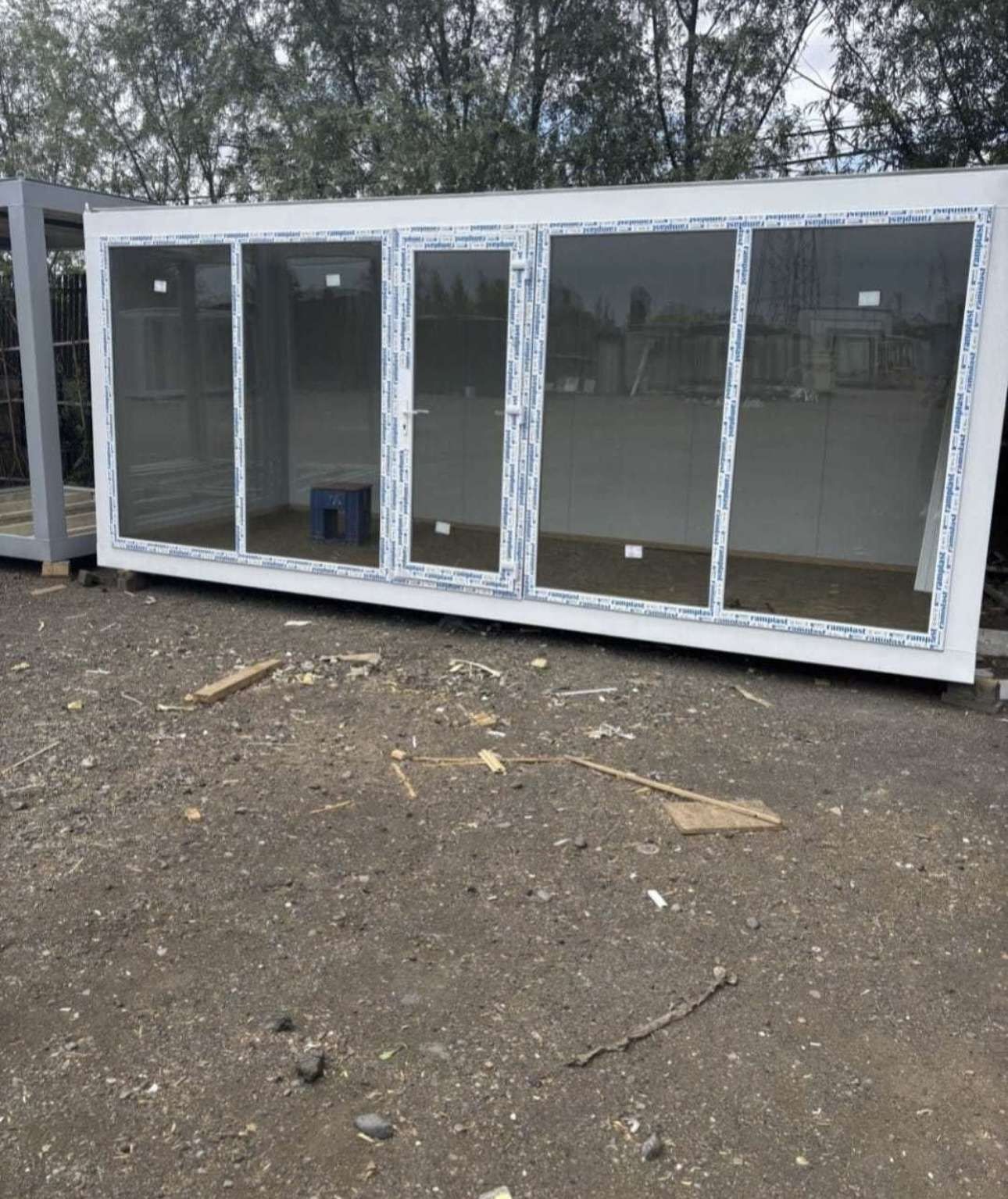 Containere modulare cu vitrina
