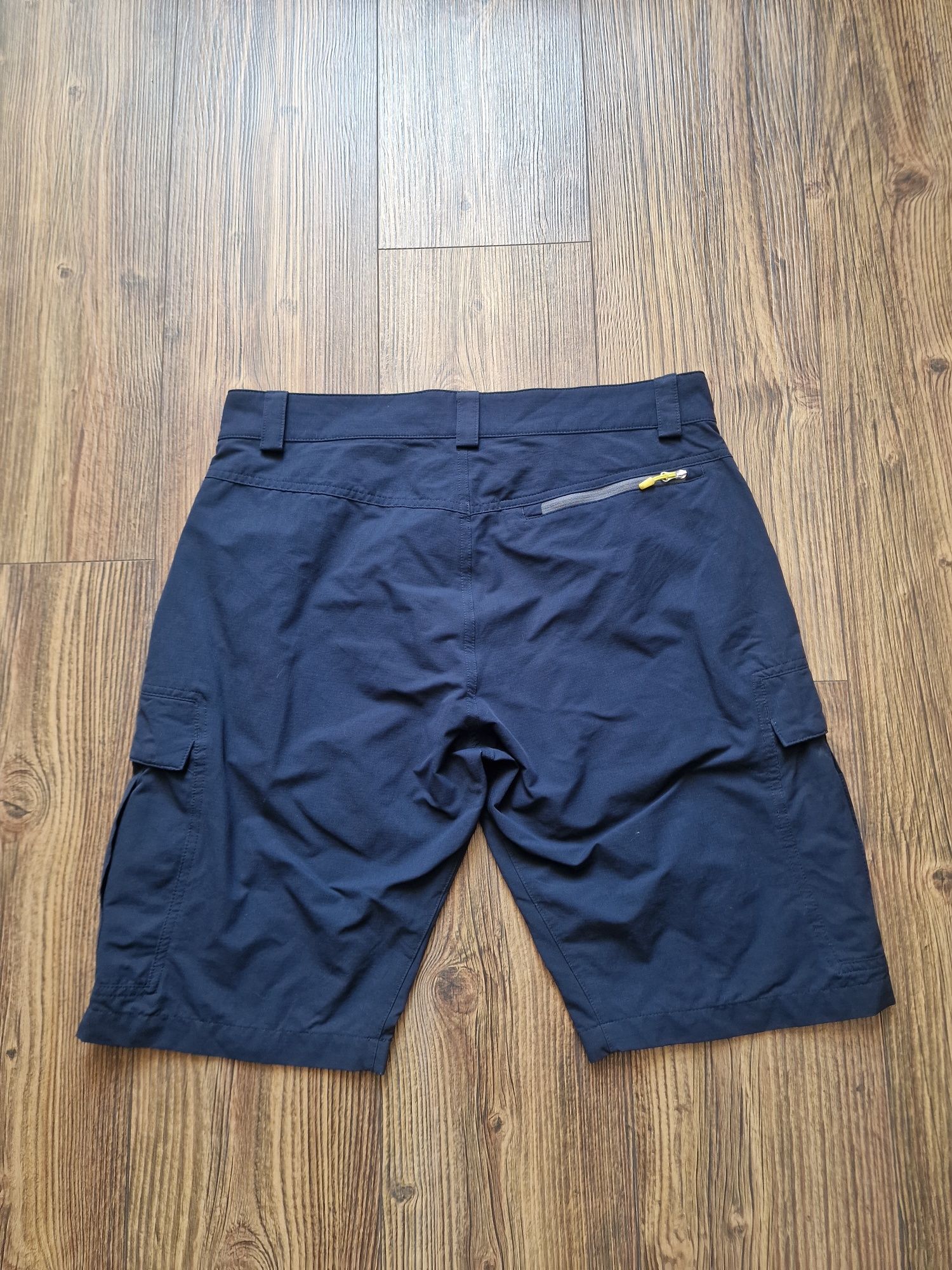 Страхотни мъжки  къси панталони HELLY HANSEN, размер 32