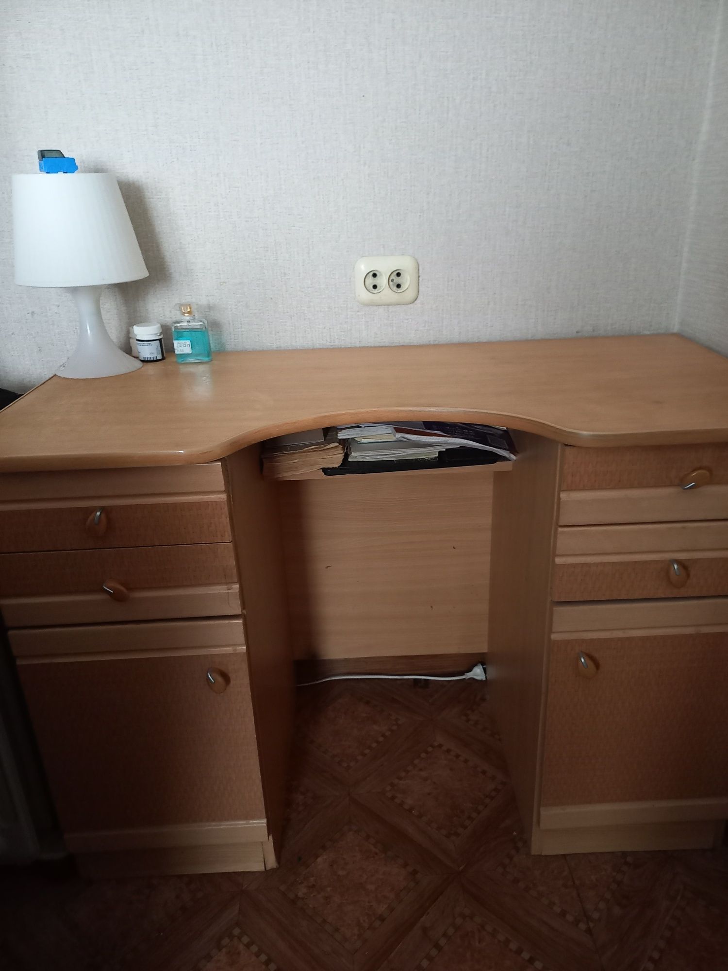 Стол б/у в хорошем состоянии.