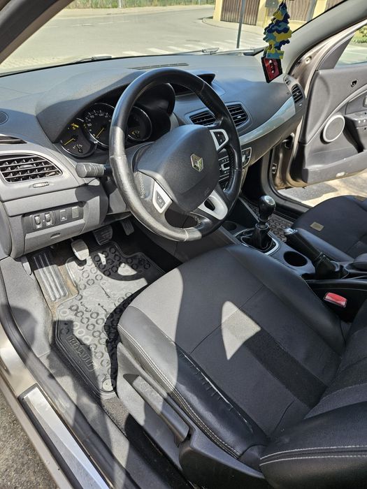 Vind renaul fluence an 2011 15 diesel  euro 5 în stare foarte bună