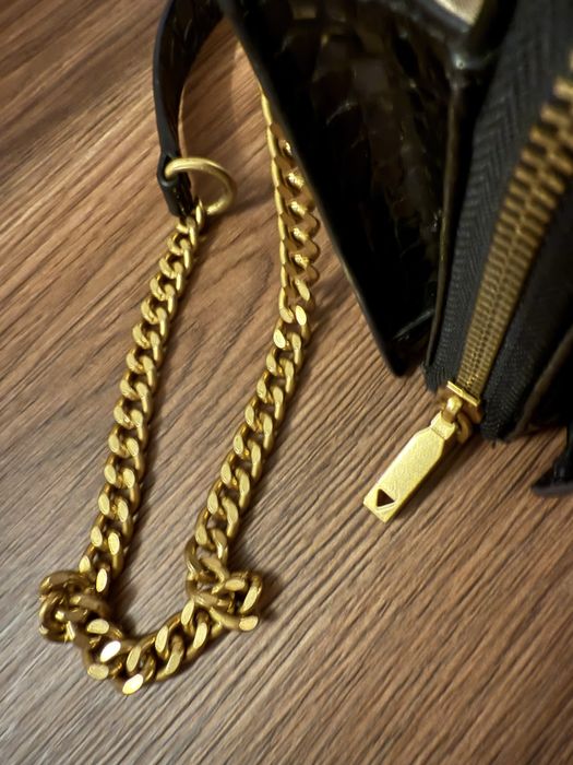 Чанта Guess от кожа и златни детайли