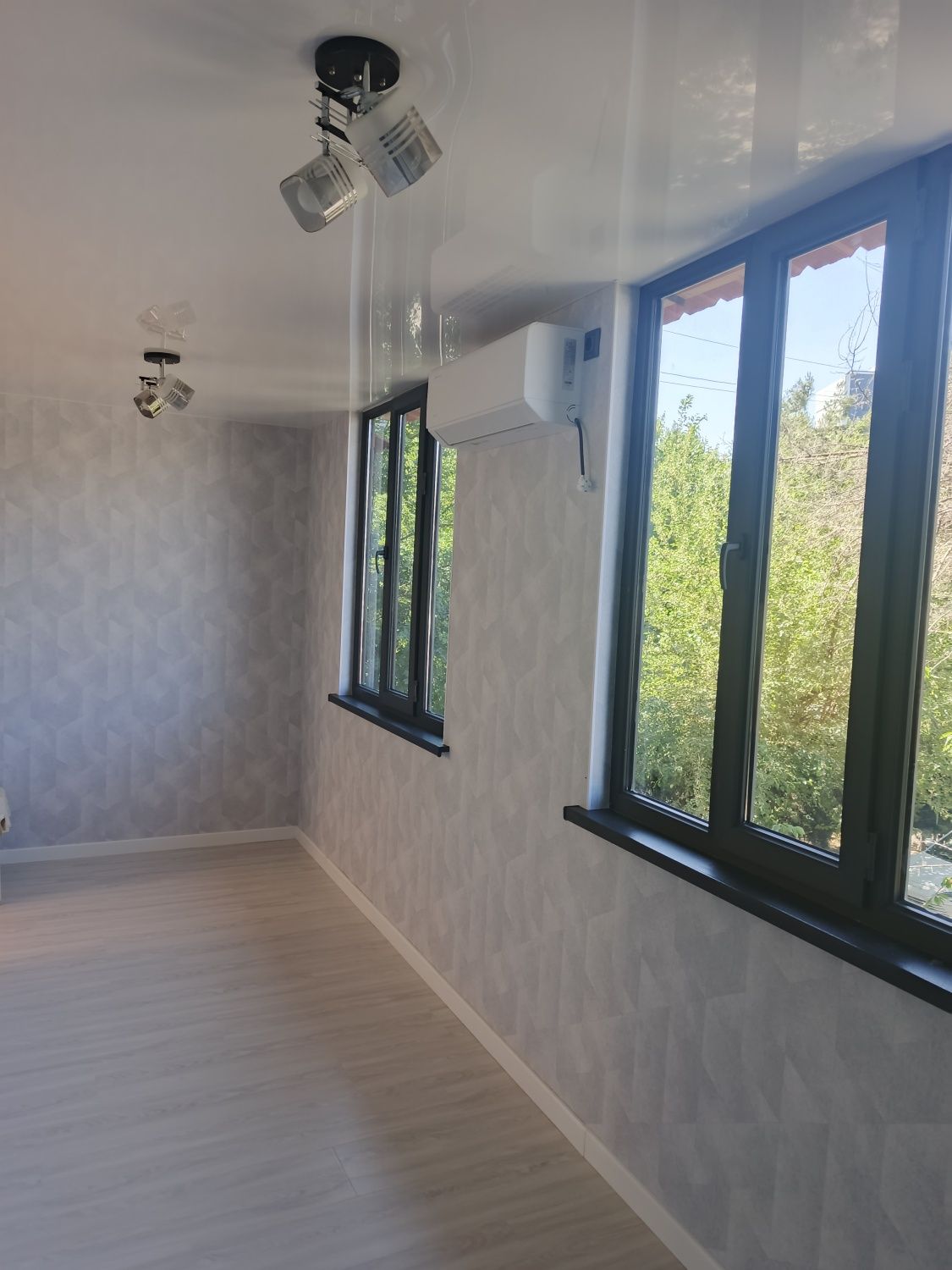 Продам квартиру1/2/4 переделанная в 2 комнатную возле Алтайского рынка