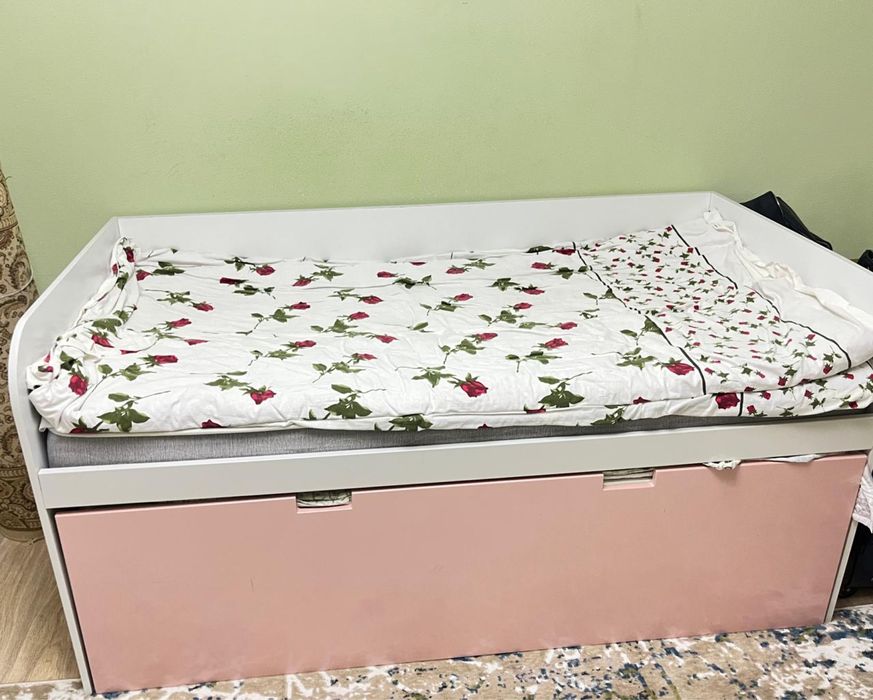 Кровать, тумбочки