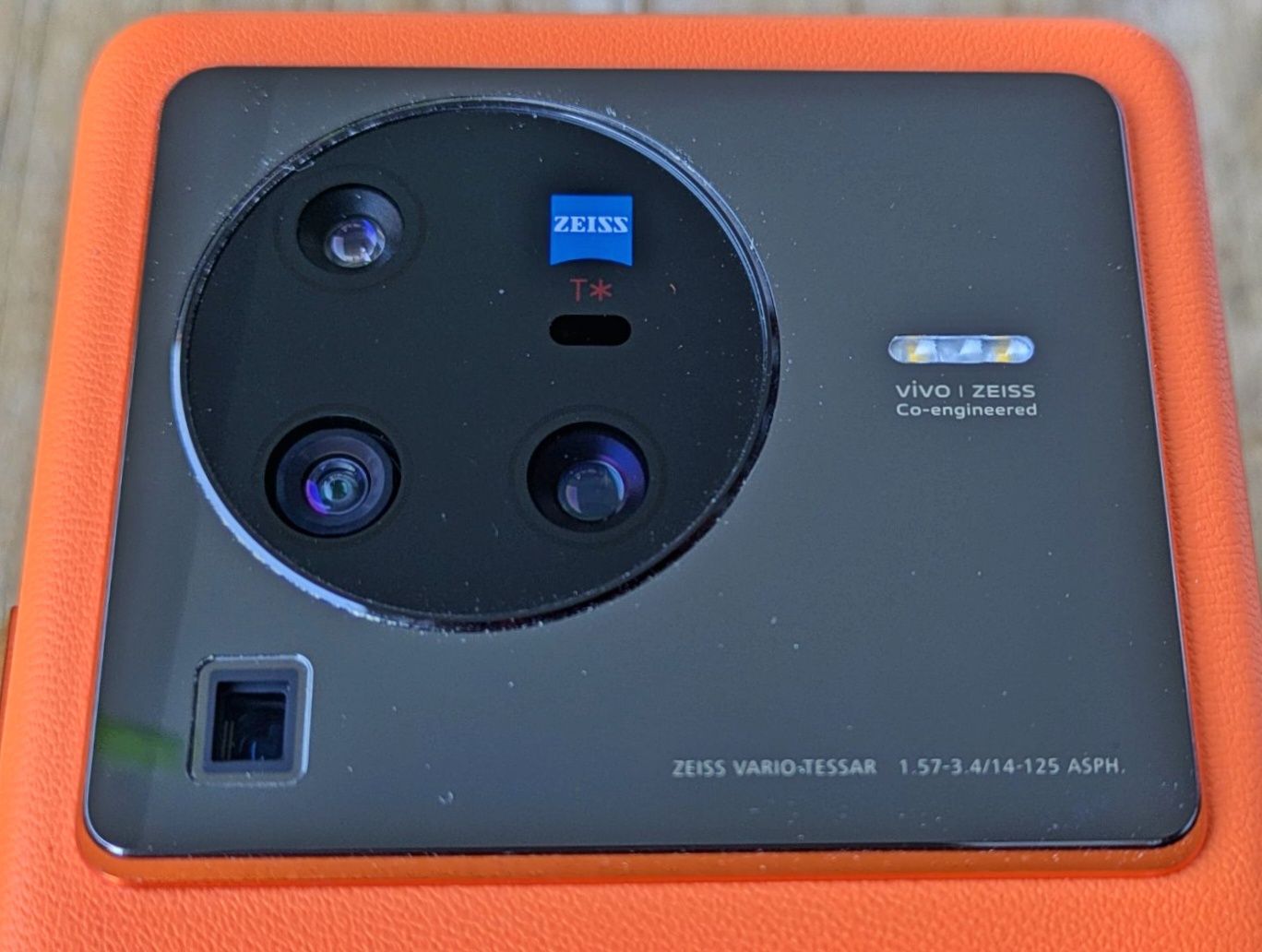 VIVO X80 pro: 512 GB; Zeiss оптика, 4 камери с 2 телеобкт.; еко-кожа