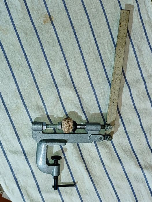 Мощный Орехокол  ручной пресс для орехов грецкий орех колоть