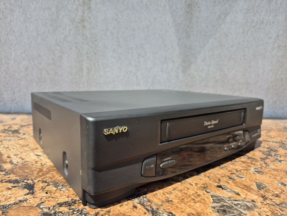 Vand video marca Sanyo model VHR 275E , made in japan

- HQ

- AC/DC