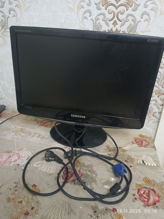 Samsung kompyuter monitori sotiladi