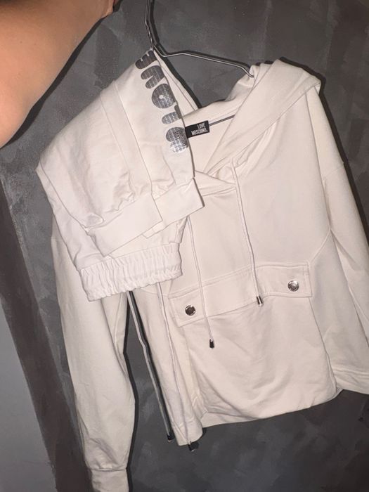 Moschino бял спортен екип