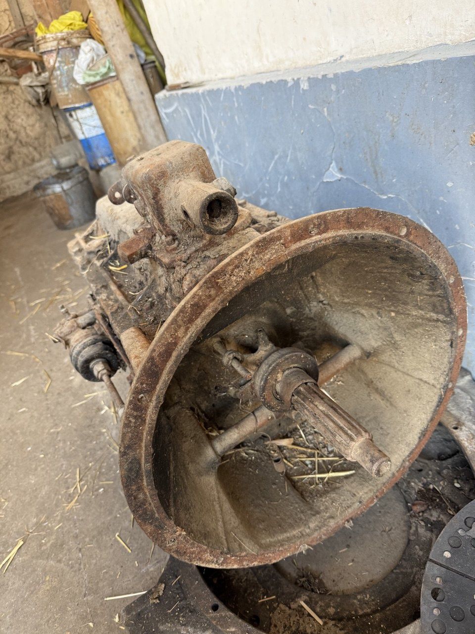 Zil Ural karobkasi sotiladi.
