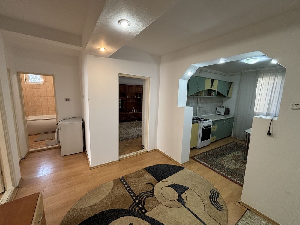 De inchiriat Inchiriez aparteament 3 camere etaj 1 bloc tip vila+garaj