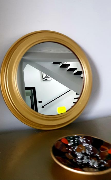 Oglindă veche cu ramă din lemn masiv