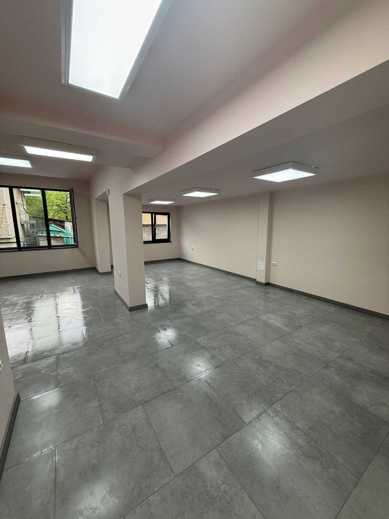 Дава се под наем Офис в Добрич, Център - 75 кв.м за 408 € - Снимка #3