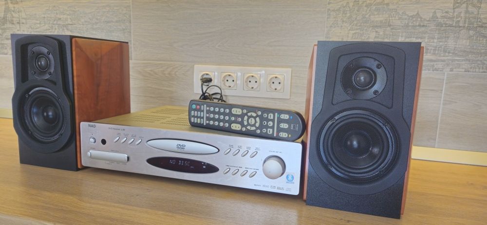 Sistem NAD L53 cu boxe și telecomandă