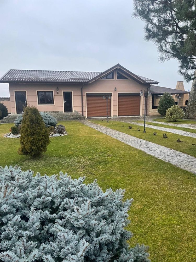 Vila spațioasă cu piscină, foișor și anexe – 1300 mp teren