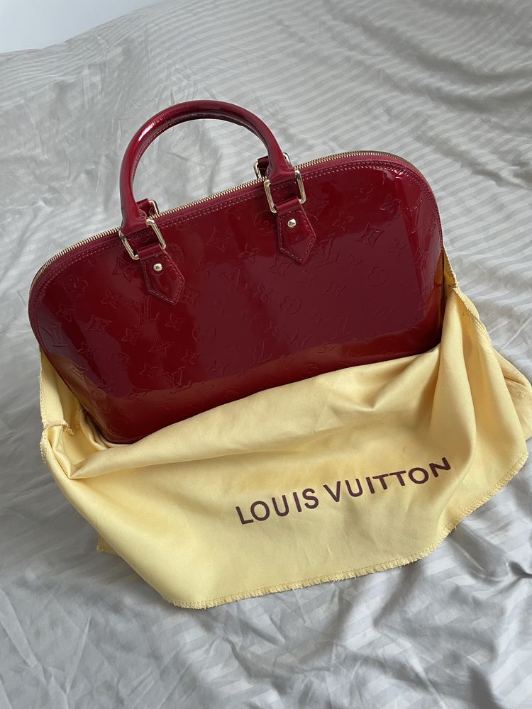 Geanta rosie lucioasa Louis vuitton rosu burgundy mare