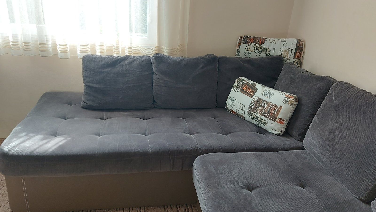 Ъглов диван със 7 големи възглавници и 3 малки