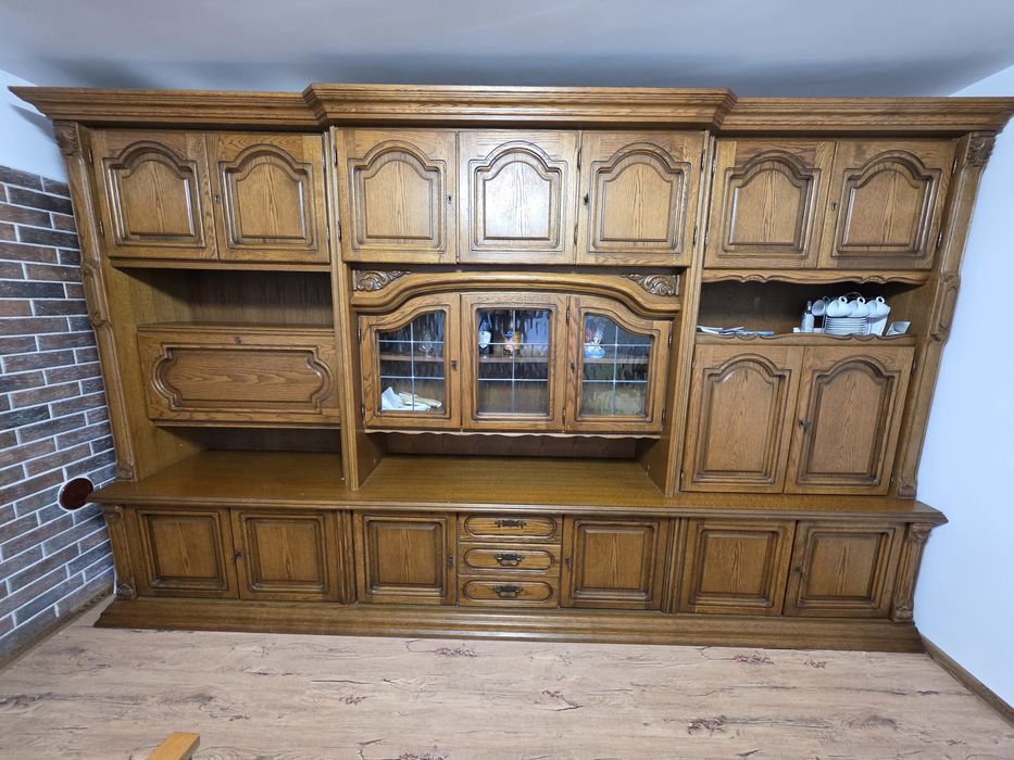 Vând mobilă lemn masiv, înălțimea 210cm si lungimea de 350cm.