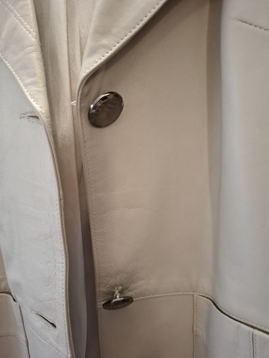 geaca scurtă de piele, lungime 62 cm,lățime între umeri 40 cm..