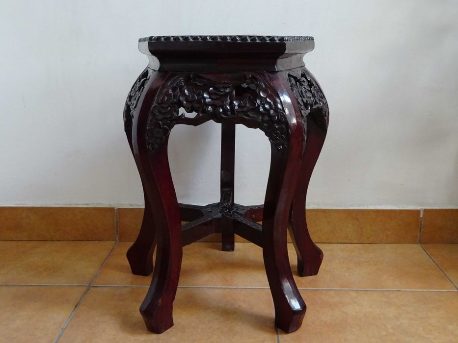 Piedestal stil Victorian, lemn si marmura, Vechi si deosebit